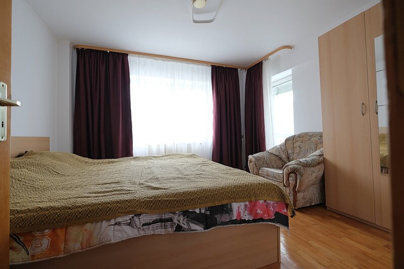 Calea Calarasilor, apartament 2 camere decomandate, mobilate, etaj 6.