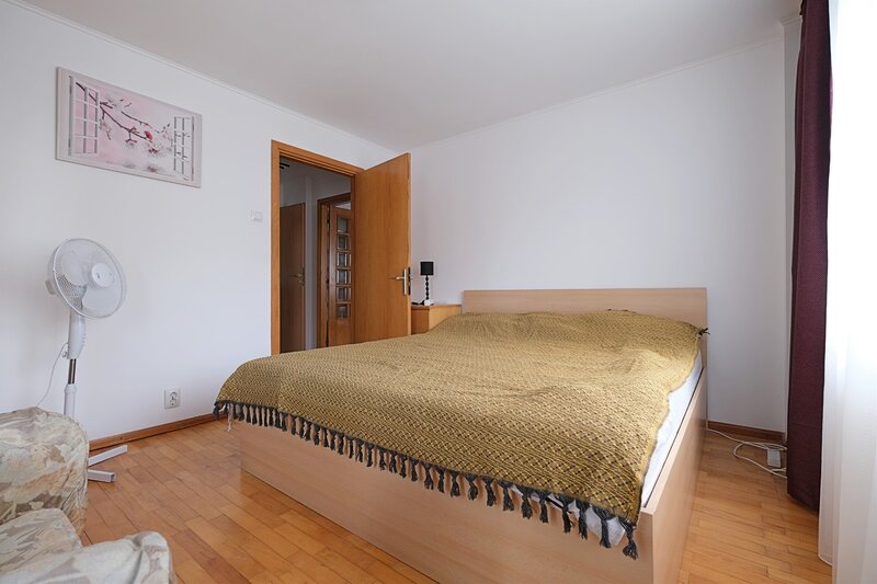 Calea Calarasilor, apartament 2 camere decomandate, mobilate, etaj 6.