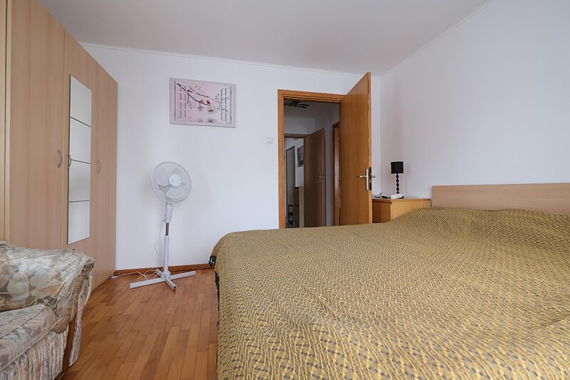 Calea Calarasilor, apartament 2 camere decomandate, mobilate, etaj 6.