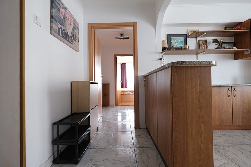 Calea Calarasilor, apartament 2 camere decomandate, mobilate, etaj 6.
