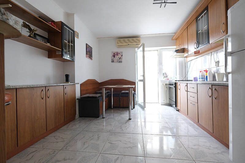 Calea Calarasilor, apartament 2 camere decomandate, mobilate, etaj 6.