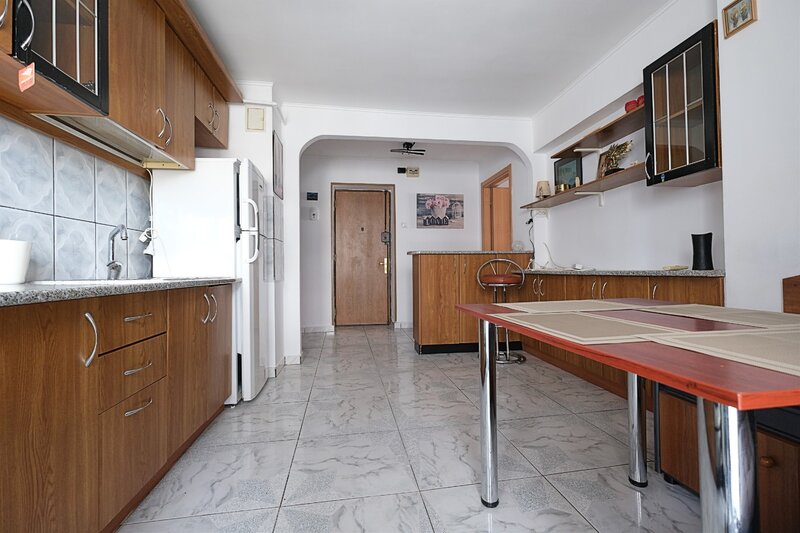 Calea Calarasilor, apartament 2 camere decomandate, mobilate, etaj 6.